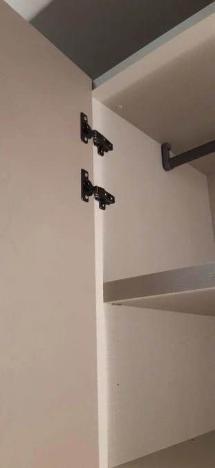 Ogni anta è dotata di doppia cerniera in alto per una sicurezza certa