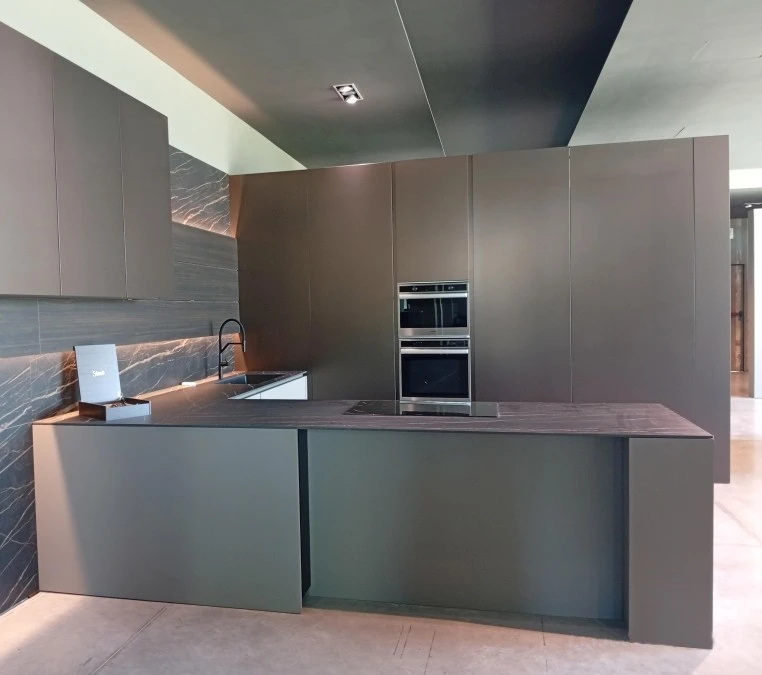 Cucina con wall scorrevole chiuso
