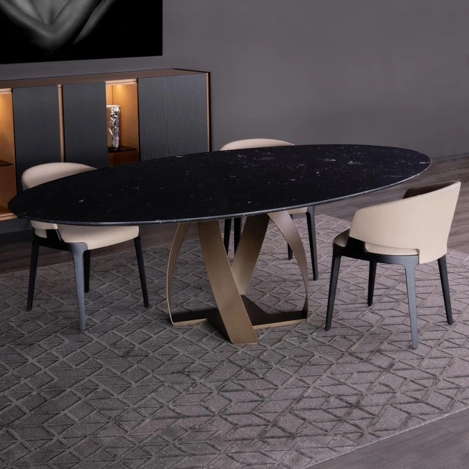 Tavolo Bon Bon outlet con piano ellittico in marmo Nero Marquinia e base in ottone brunito