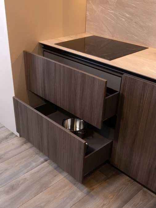 Zona cottura con piano a induzione e cassettoni con cassetto interno