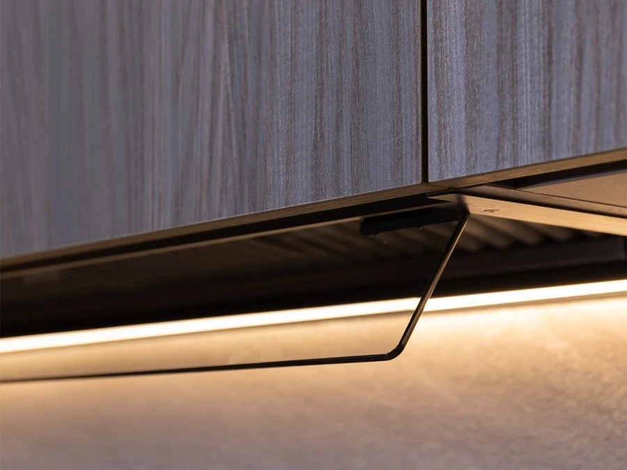 Particolare del frontalino della cappa integrata della cucina Klab 09_B outlet