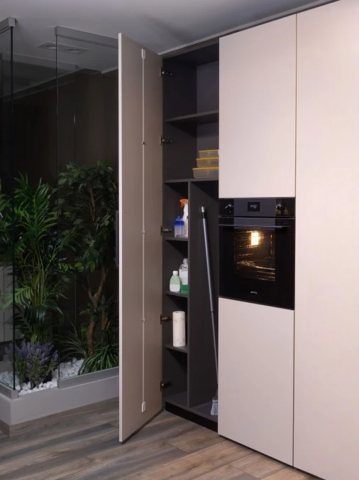 Colonna ripostiglio con vano porta scope