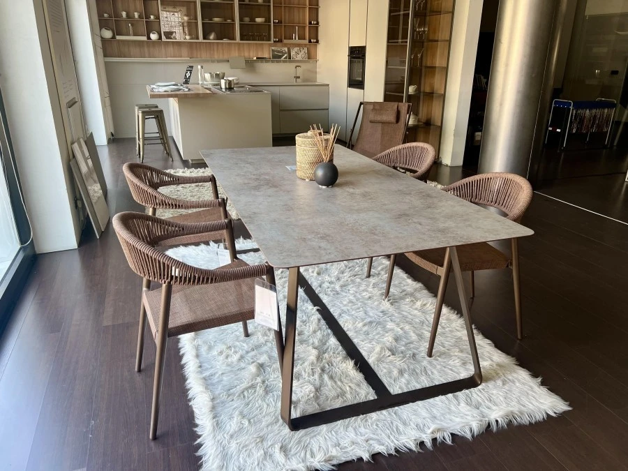 Tavolo da esterno Kolakani di Varaschin con basamento rifinito in bronzo metal e top in bedonia