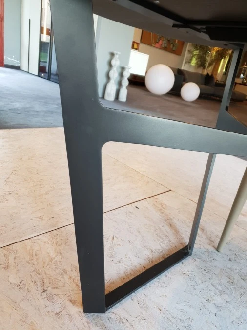 Particolare basamento in metallo brown