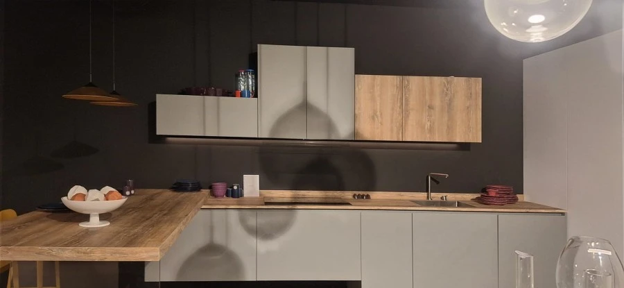 Cucina angolare. Finitura delle ante in Pet Opaco grigio pietra, Top in Unicolor Rovere Slavonia