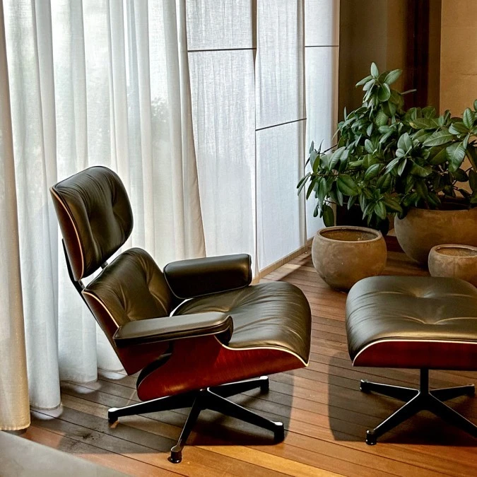Poltrona con pouf Vitra Lounge chair & Ottoman