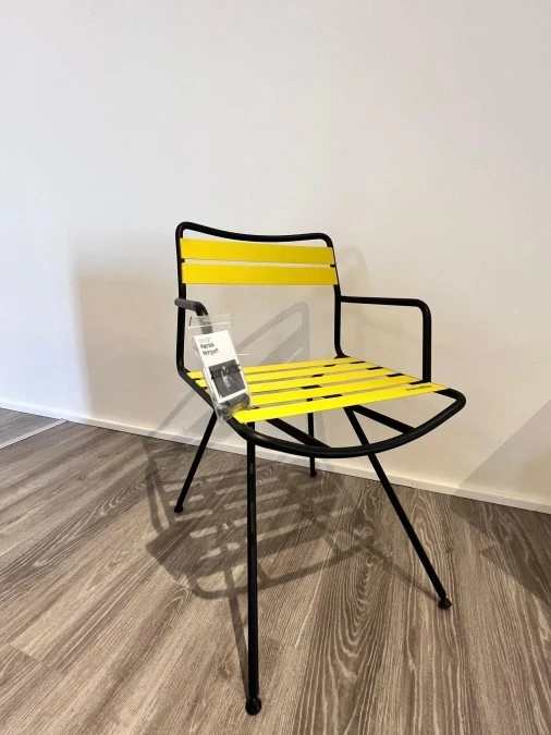 Sedia con braccioli Zanotta Dan 2058