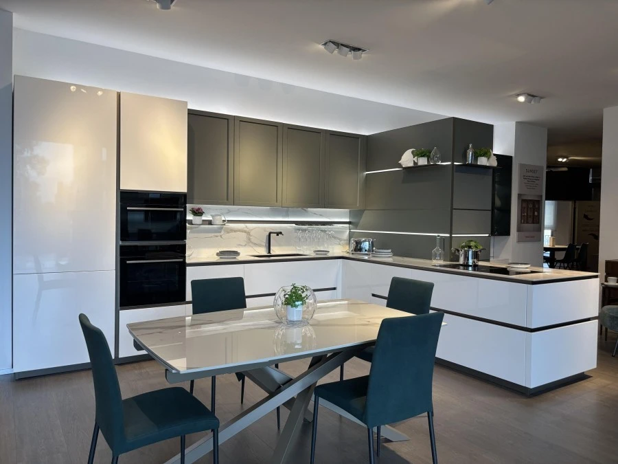 Cucina con penisola Veneta Cucine Convivio