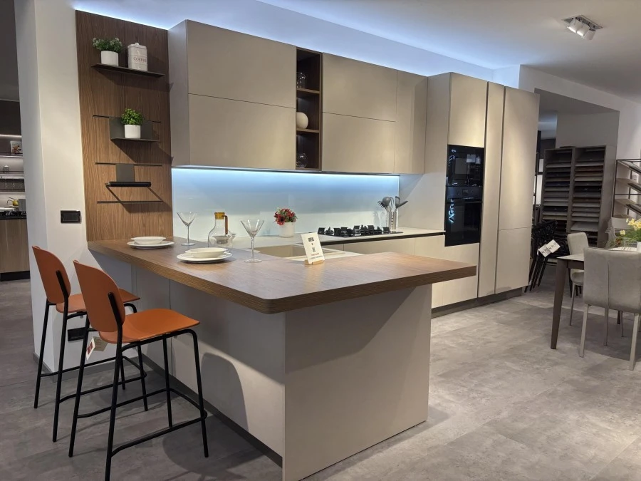 Cucina con penisola Veneta Cucine Start J Graffiata