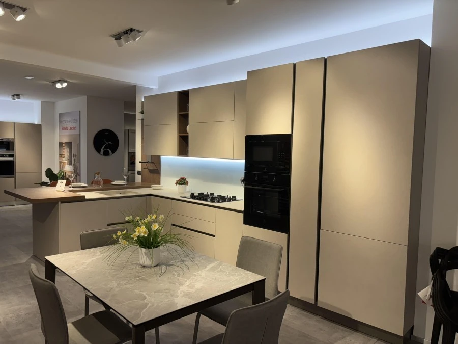 Cucina con penisola Veneta Cucine Start J Graffiata