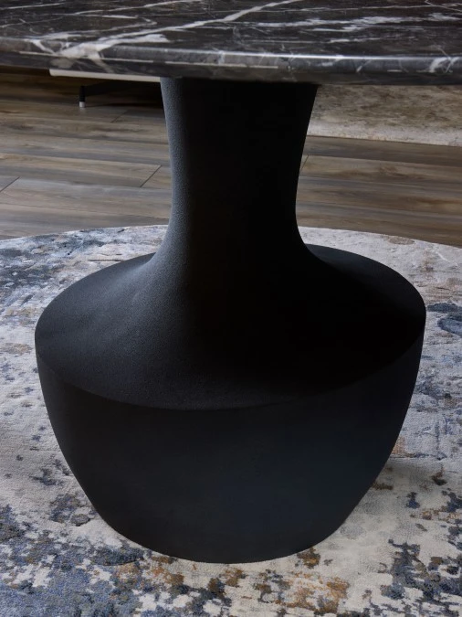 Dettaglio del basamento scultoreo in quarzo resinato antracite