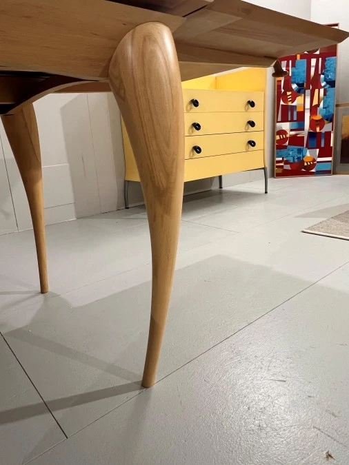 Particolare della gamba tornita e del sotto tavolo con allungo tutto in faggio