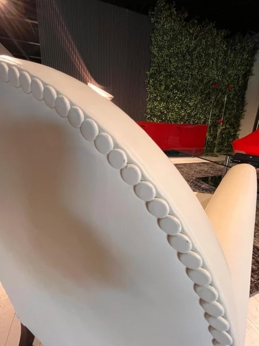 Poltrona Poltrona Frau Lyra vista borchie e piccolo difetto