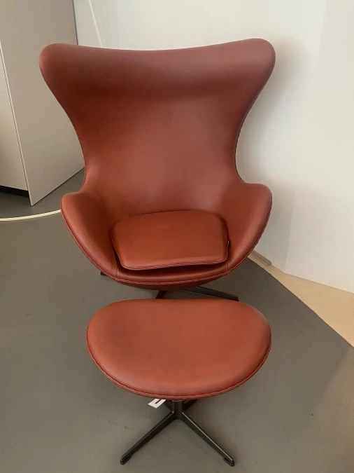 Poltrona Fritz Hansen EGG  + POUFF