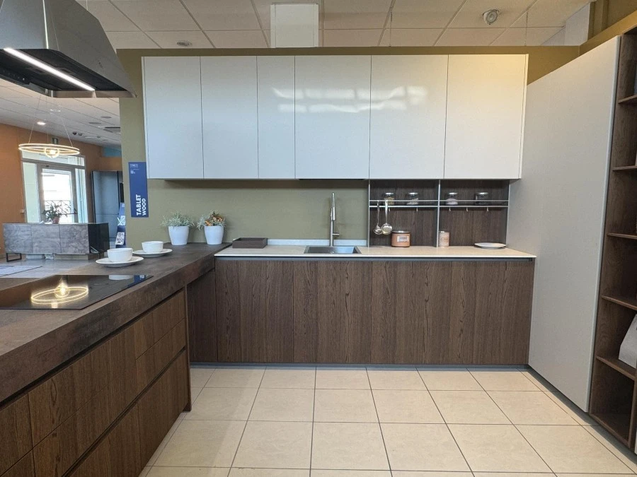 Cucina con penisola Creo Kitchens Tablet Neck Wood