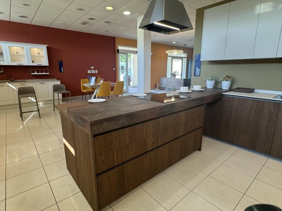 Cucina con penisola Creo Kitchens Tablet Neck Wood