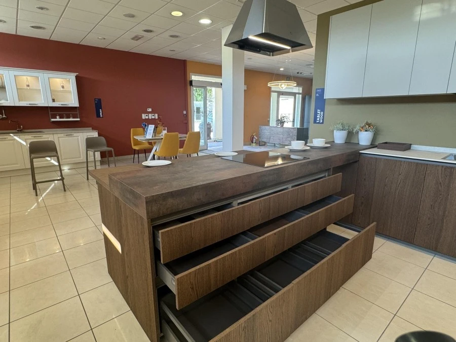 Cucina con penisola Creo Kitchens Tablet Neck Wood