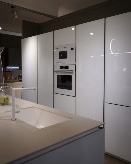 Cucina con Isola La Casa Moderna ALUTECH