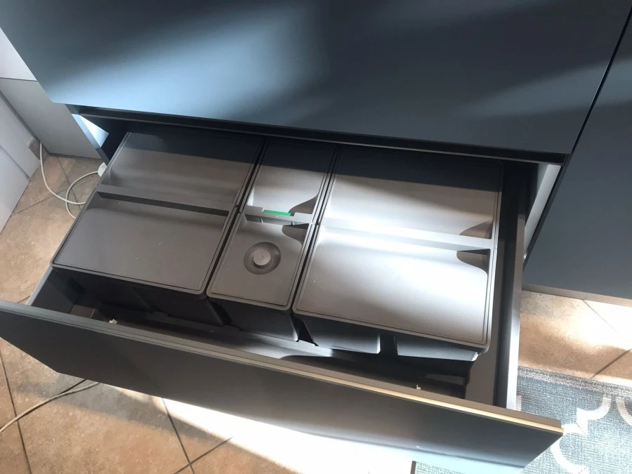 dettaglio cestone con kit porta rifiuti