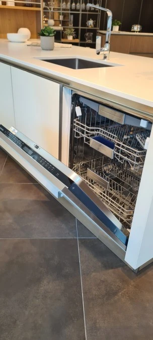 Cucina con Isola Veneta Cucine RIFLEX BIANCO OPACO
