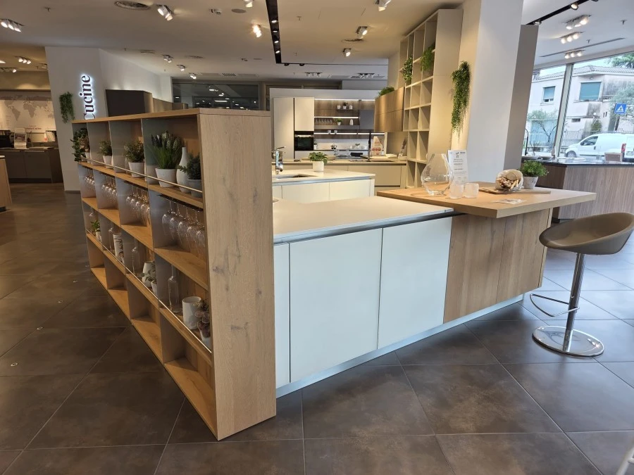 Cucina con Isola Veneta Cucine RIFLEX BIANCO OPACO