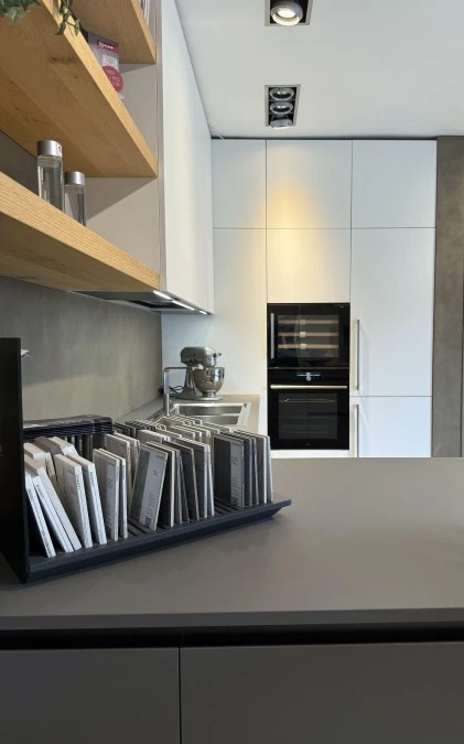 Cucina con penisola Cesar Maxima 2.2, presa Frame