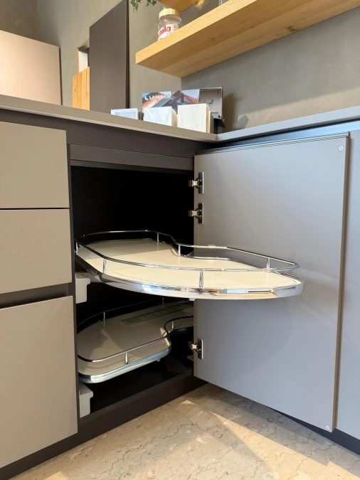 Cucina con penisola Cesar Maxima 2.2, presa Frame