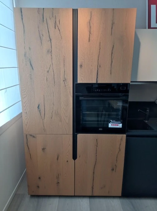 Impiallacciatura Rovere miele invecchiato con maniglia Fusion nero opaco