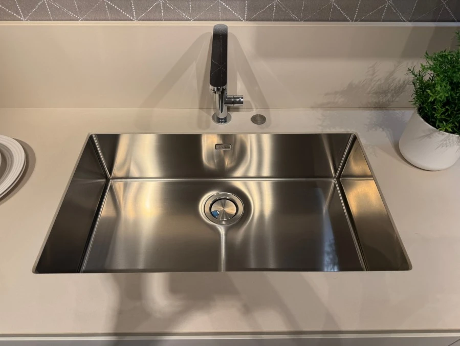 Cucina lineare Veneta Cucine Start Time Presa