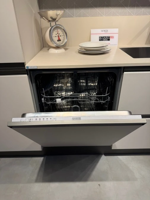Cucina lineare Veneta Cucine Start Time Presa