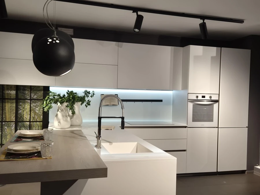 Cucina con penisola Aran cucine Lab 13 Plana Bianco