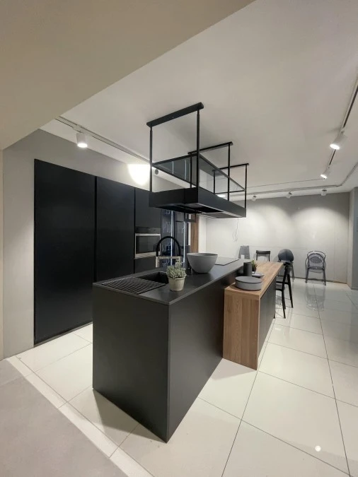 Cucina con Isola Forma Cucine trend 81 nero seta
