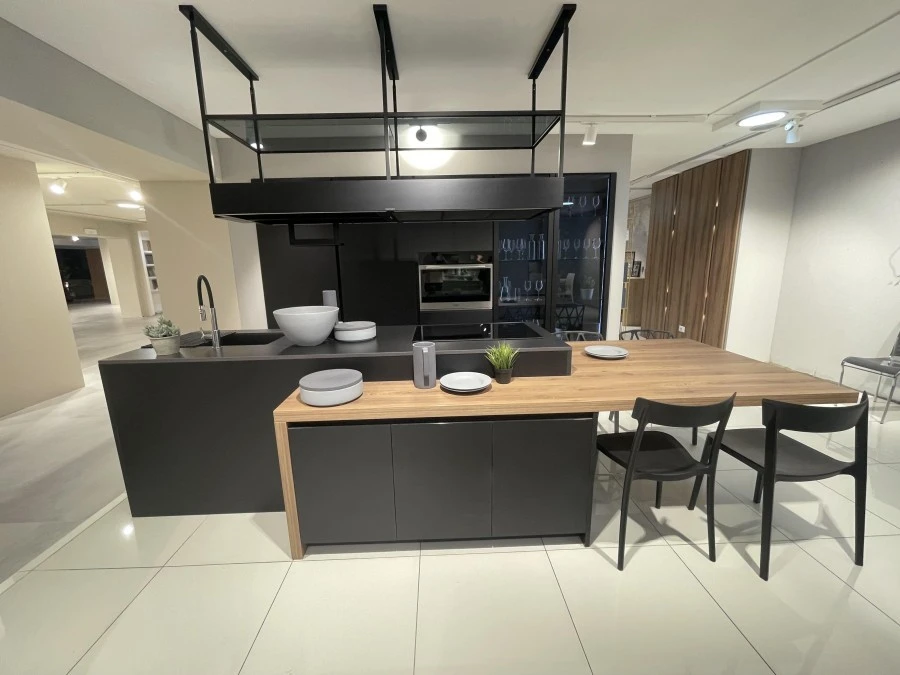 Cucina con Isola Forma Cucine trend 81 nero seta