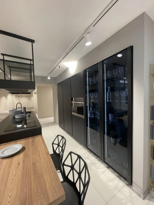 Cucina con Isola Forma Cucine trend 81 nero seta