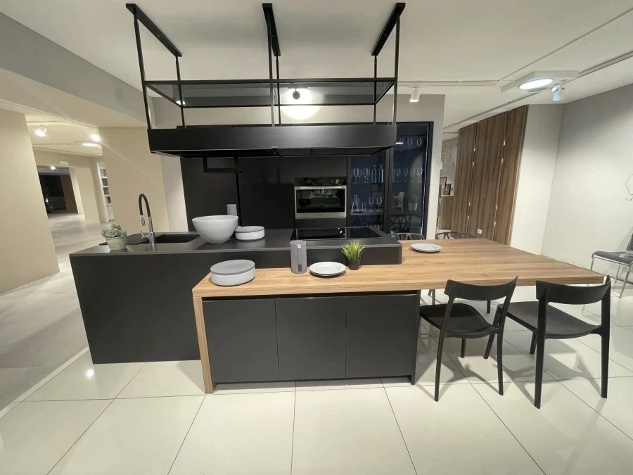 Cucina con Isola Forma Cucine trend 81 nero seta