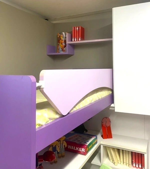 dettaglio del letto sopraelevato e della sona studio sottostante