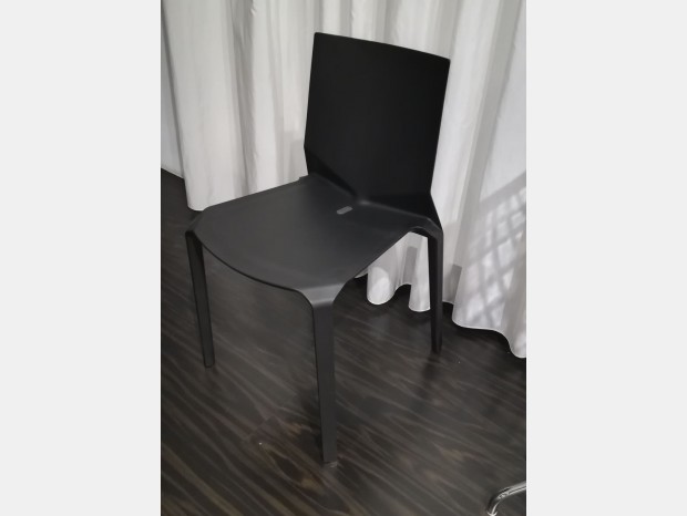Sedia senza braccioli Kristalia Plana nero