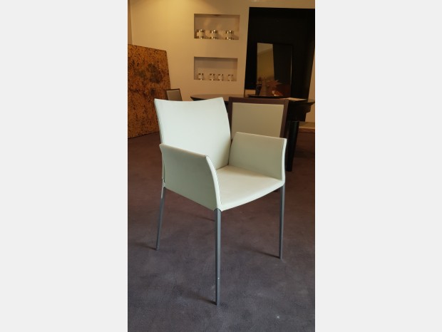Poltroncina Zanotta Lia con braccioli,gambe alluminio lucido