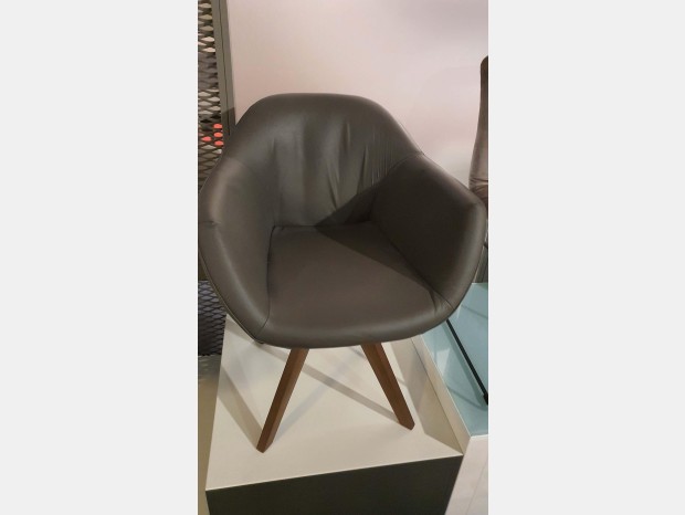 Poltroncina Ozzio DELIA MASTICE