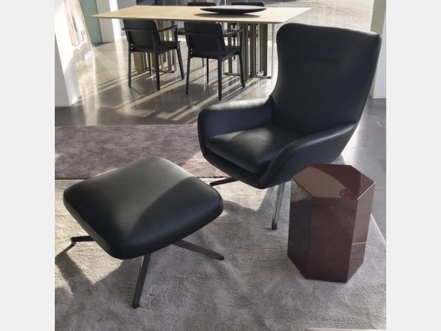 Poltrona con pouf Minotti JENSEN