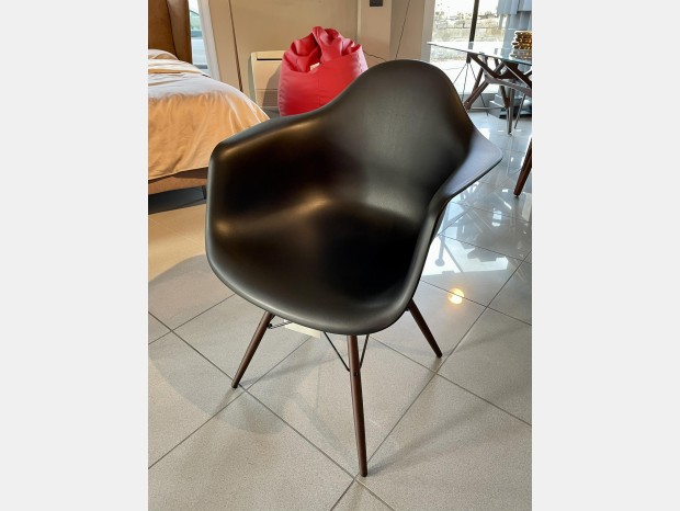 Sedia con braccioli Vitra Eames Plastic Armchair DAW