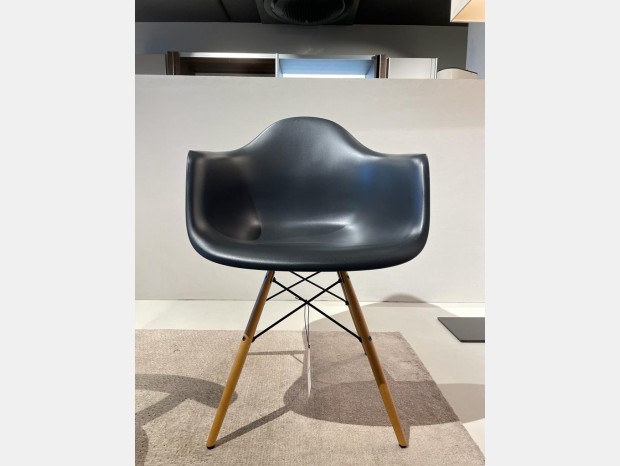 Sedia con braccioli Vitra DAW