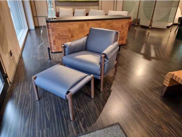Poltrona con pouf Poltrona Frau Times Lounge