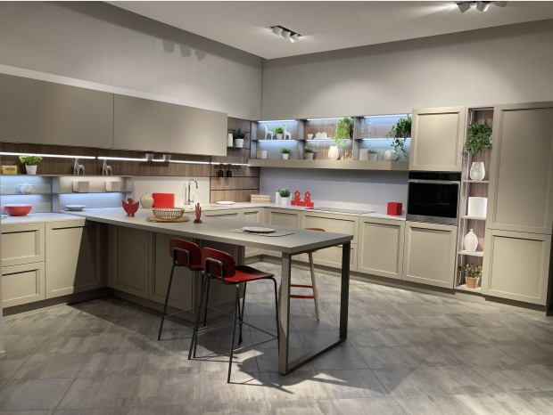 Cucina con penisola Veneta Cucine Milano telaio laccato