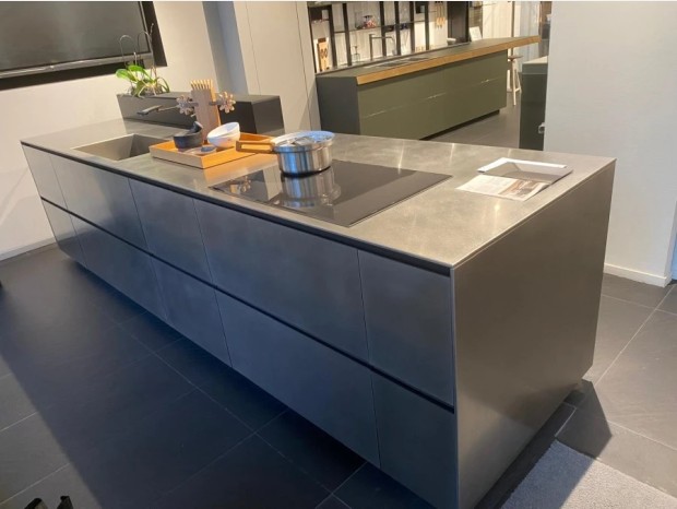 Cucina con Isola Valcucine Riciclantica acciaio