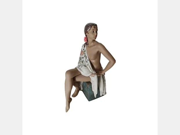 Scultura Lladró Statua di donna in porcellana con scialle e fiori