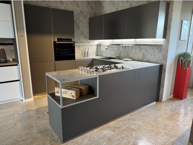 Cucina con penisola Alema Cucine Alfa Vulcano