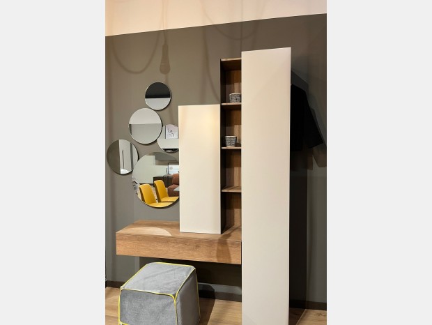 Soggiorno Tomasella Ingresso, colonna entrata con libreria verticale