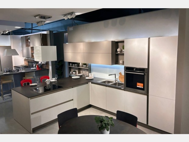 Cucina con penisola Veneta Cucine Start Presa