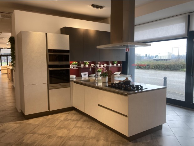 Cucina con penisola Veneta Cucine START TIME PRESA